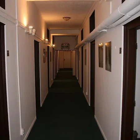 Boathouse Hostel *