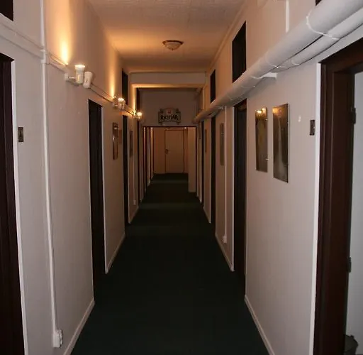 Boathouse Hostel *